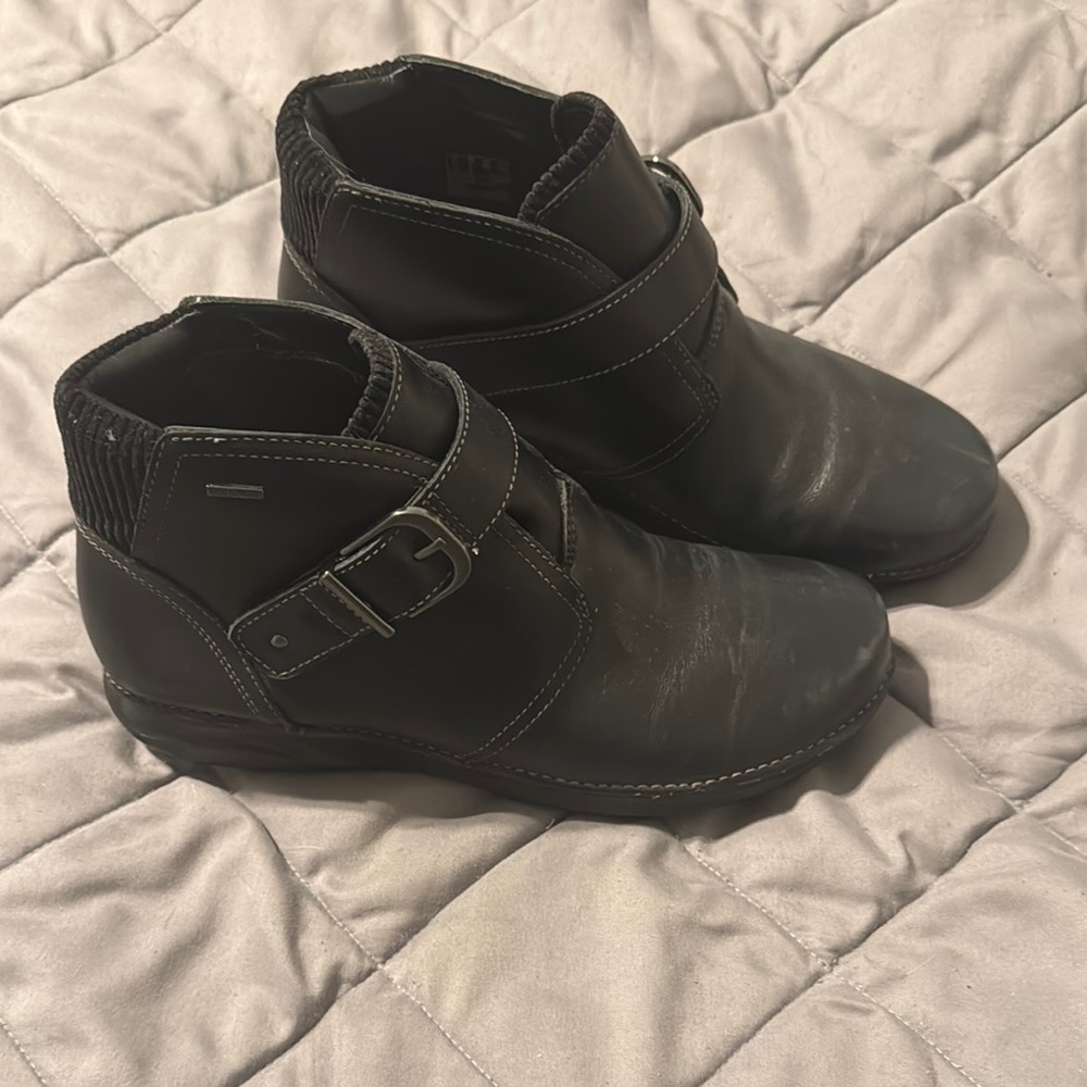 Clarks unstructured women’s waterproof Black Leather Ankle Boots